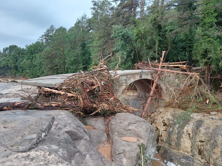 La rierada a Merlès destrossa ponts i deixa greus danys a tota la vall