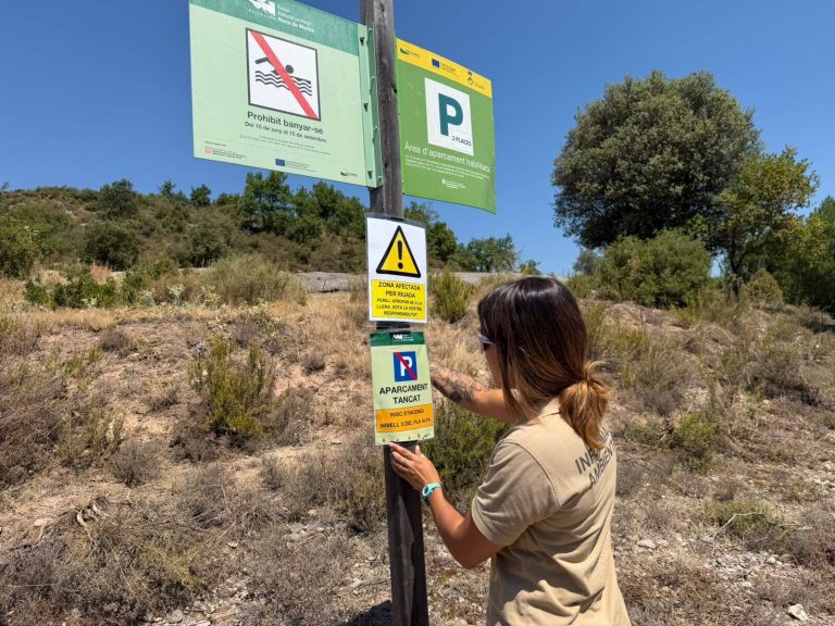 Aparcaments tancats a la riera de Merlès i piscines gratuïtes davant el perill de foc i l’onada de calor